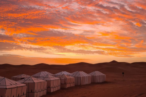 Paisaje del desierto de Merzouga cerca de las dunas de Erg Chebbi