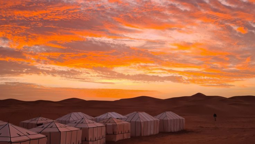 Paisaje del desierto de Merzouga cerca de las dunas de Erg Chebbi