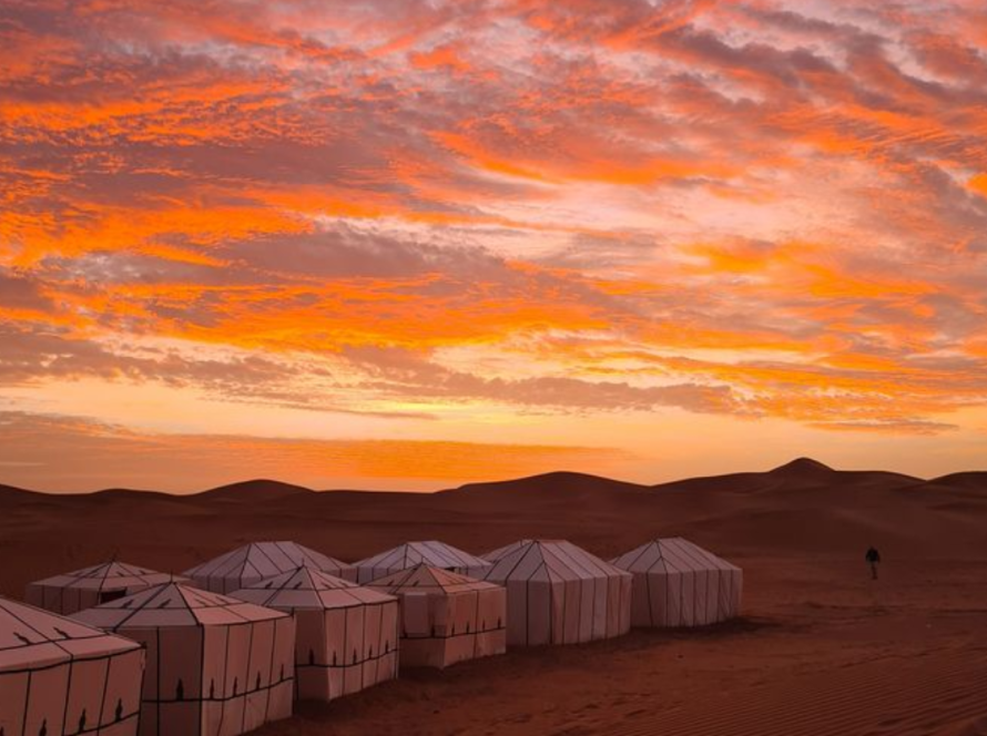 Paisaje del desierto de Merzouga cerca de las dunas de Erg Chebbi