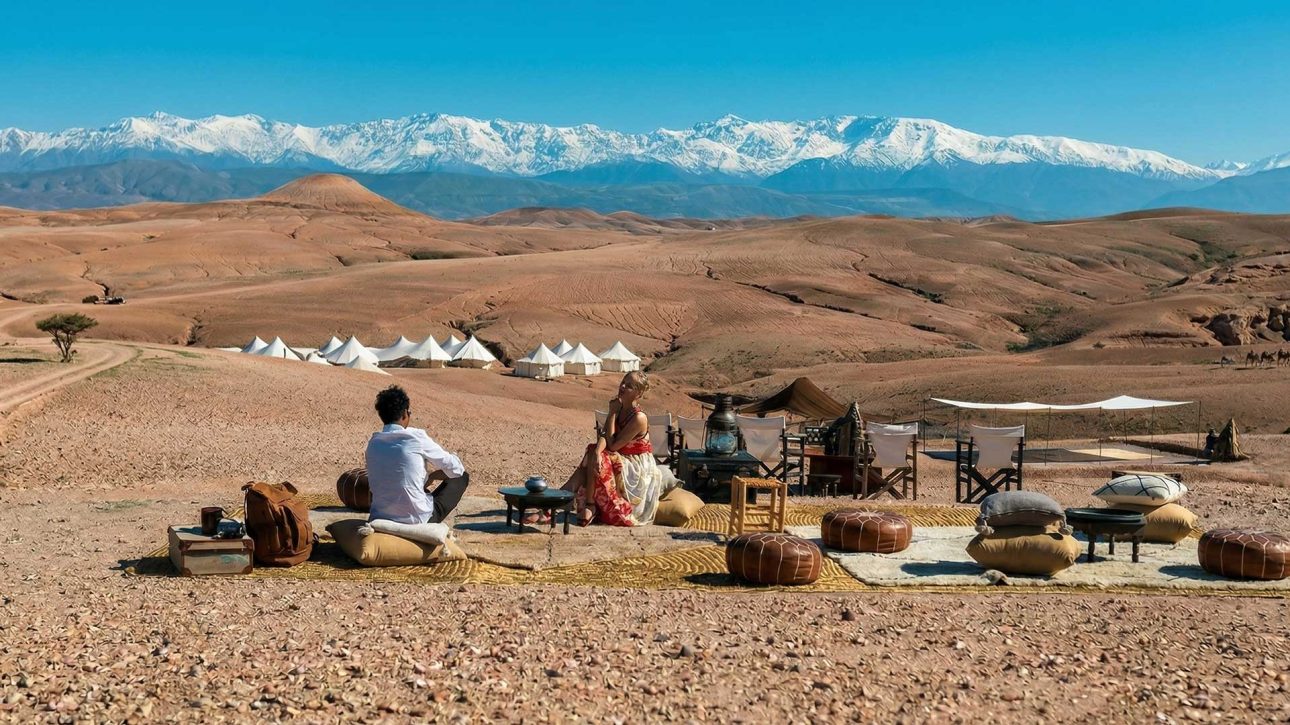 Campamento de lujo en el desierto de Agafay al atardecer